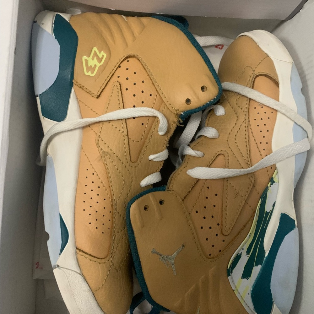 Boys Jordan MVP Size 2 
Great condition in original box.